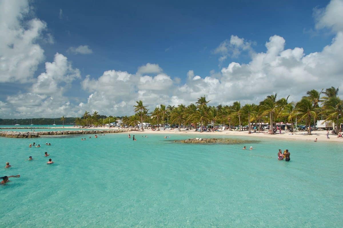 Comment utiliser le bus pour visiter la Guadeloupe : itinéraires touristiques et pratiques