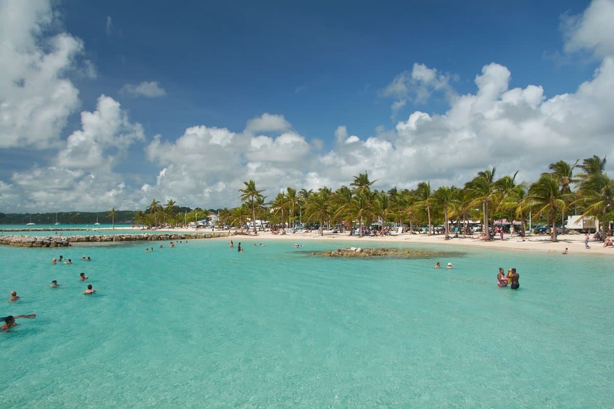 Marché Saint Anne Guadeloupe : horaires, produits et ambiance locale