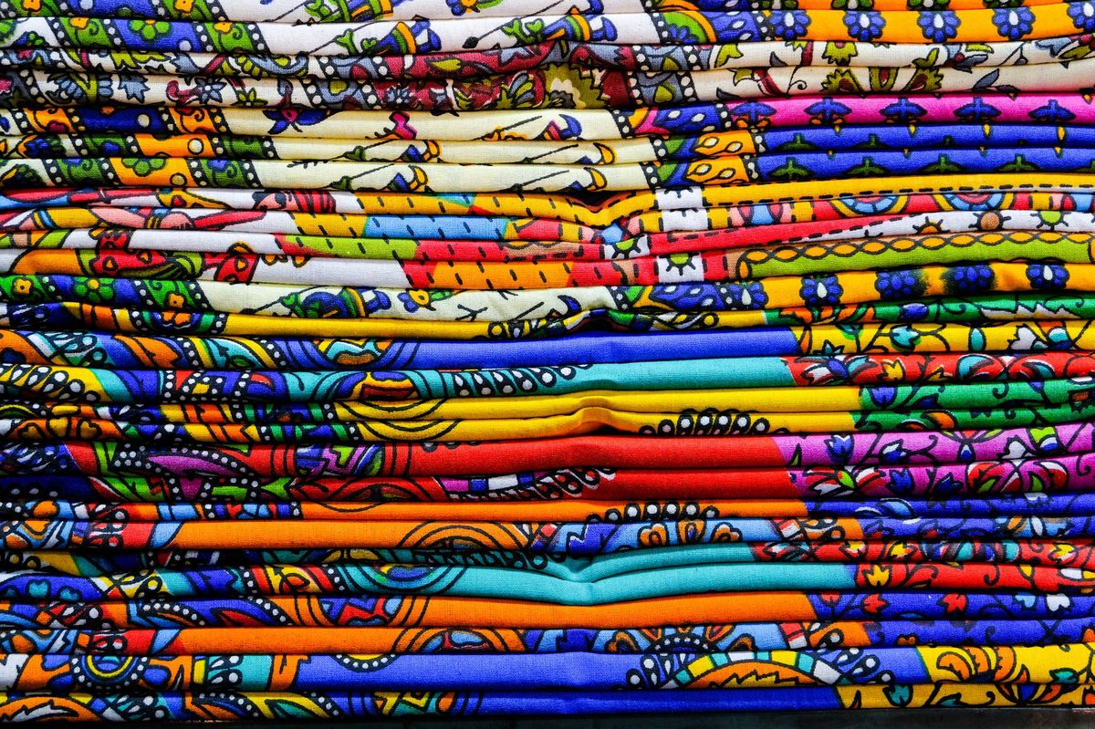 Les matériaux et motifs caractéristiques : le madras et ses couleurs