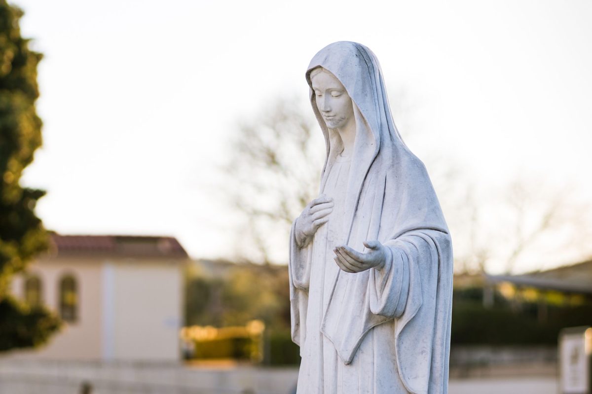 Les apparitions et le miracle du manteau